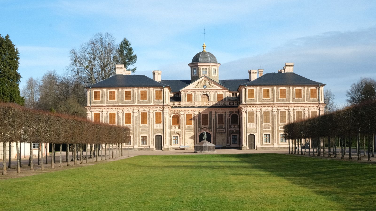La façade du Château d'Argensac au soleil du soir
