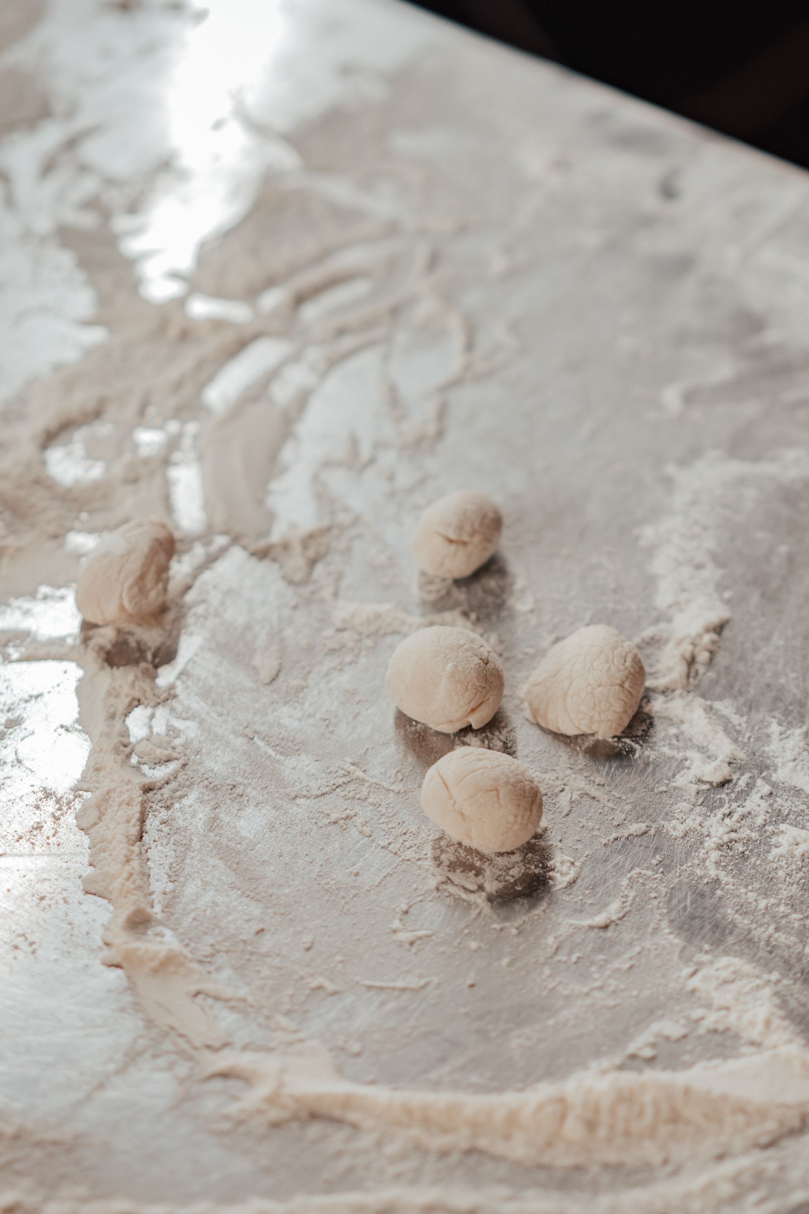 Pâtons sur le plan fariné