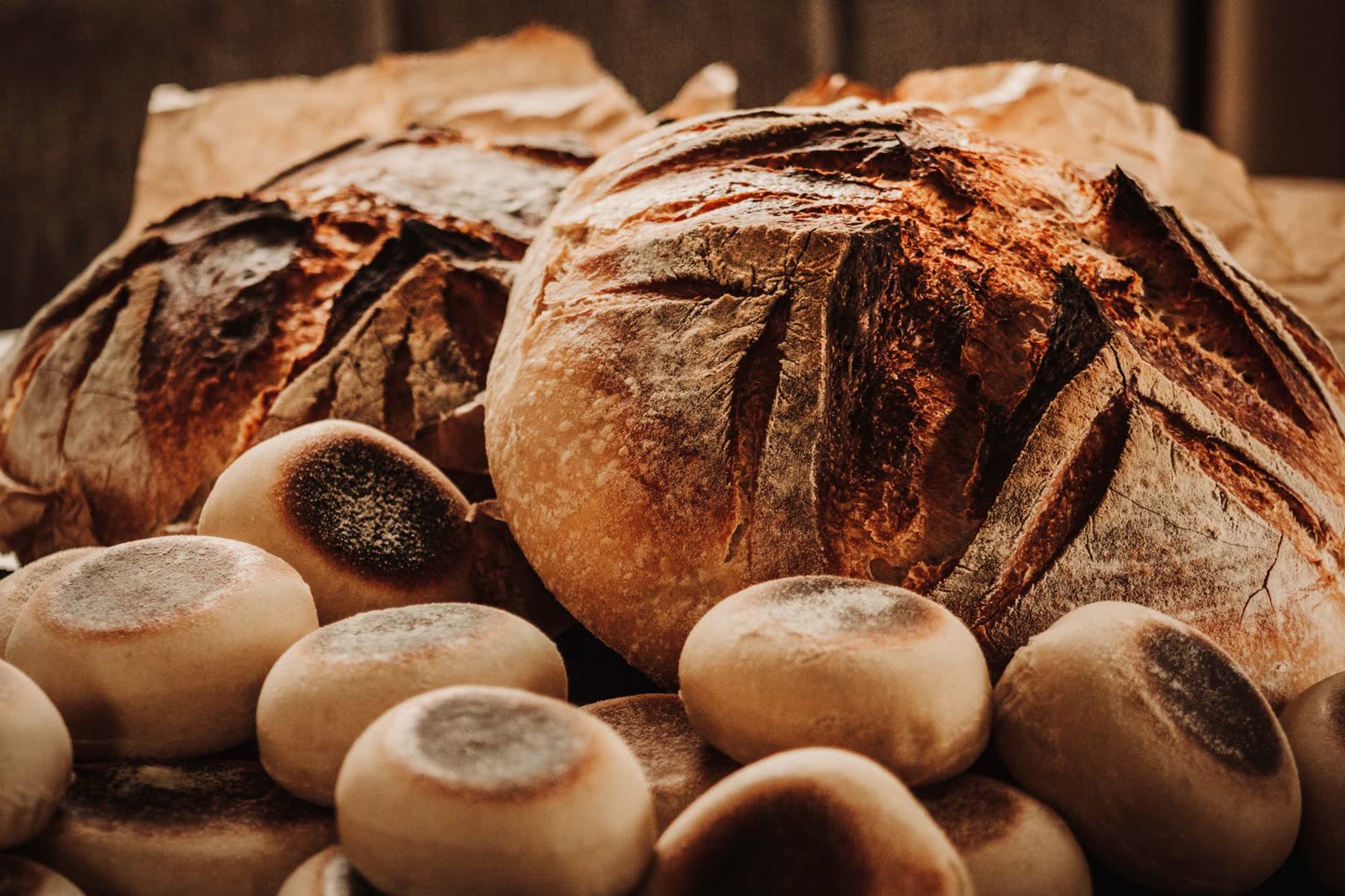 Tourtes de campagne et pains au levain sortis du four