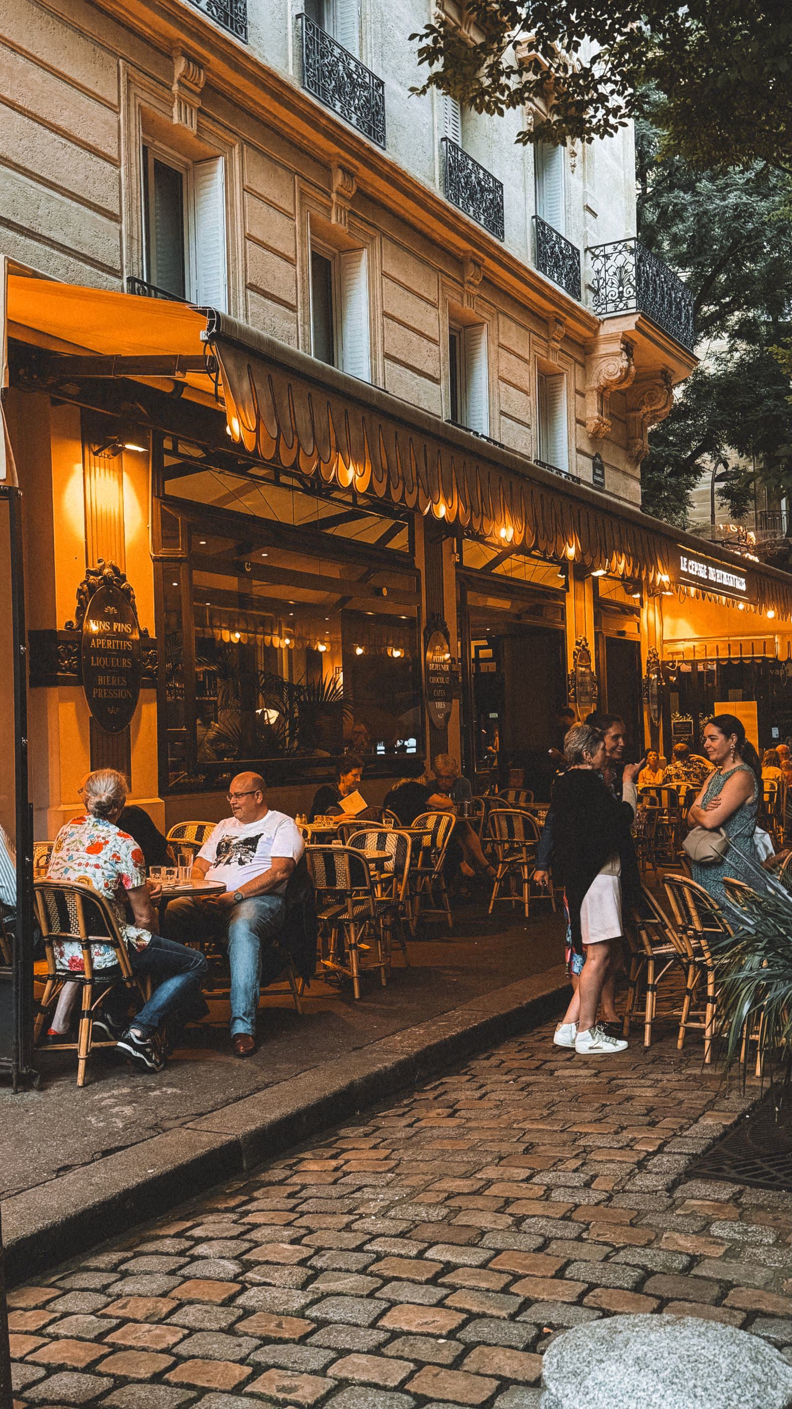 La terrasse du café le soir, lumières chaudes