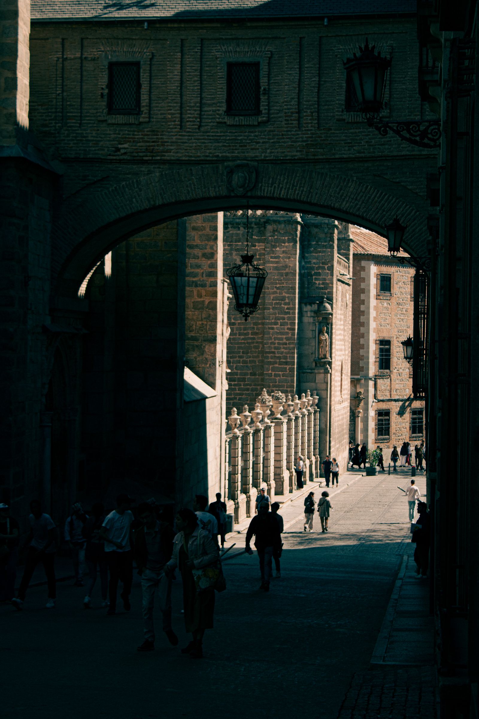 Le passage voûté du centre ancien, ses lanternes de fer et la rue pavée en contrebas