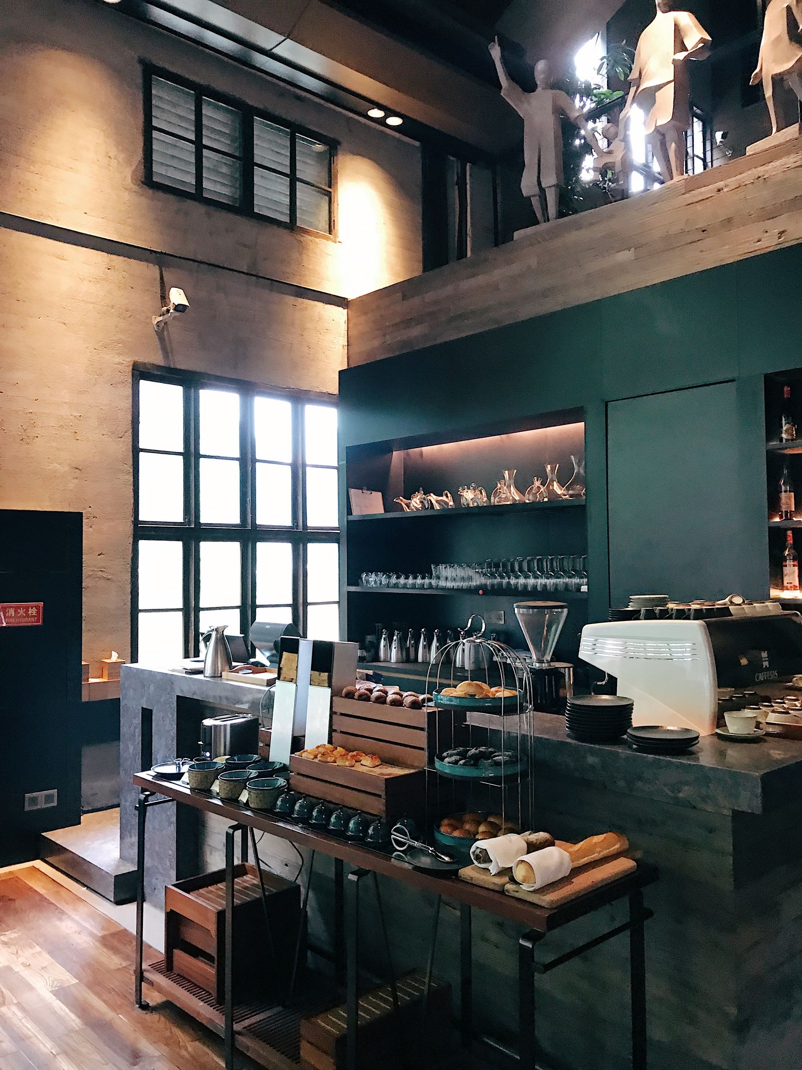 Le comptoir du café Le Moderne, machines et verrière en fond de salle