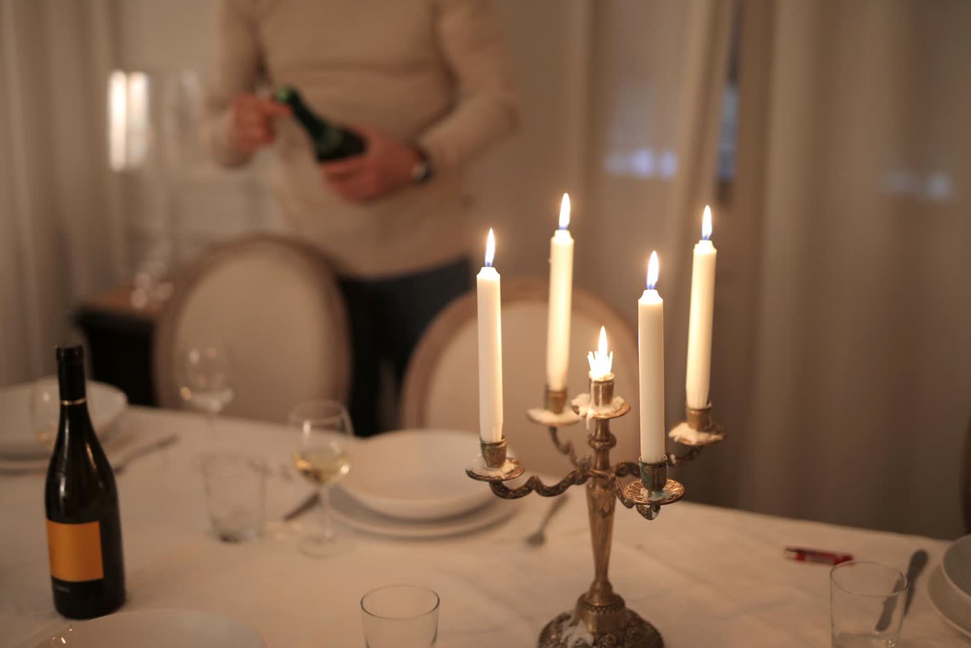 Table dressée aux chandelles
