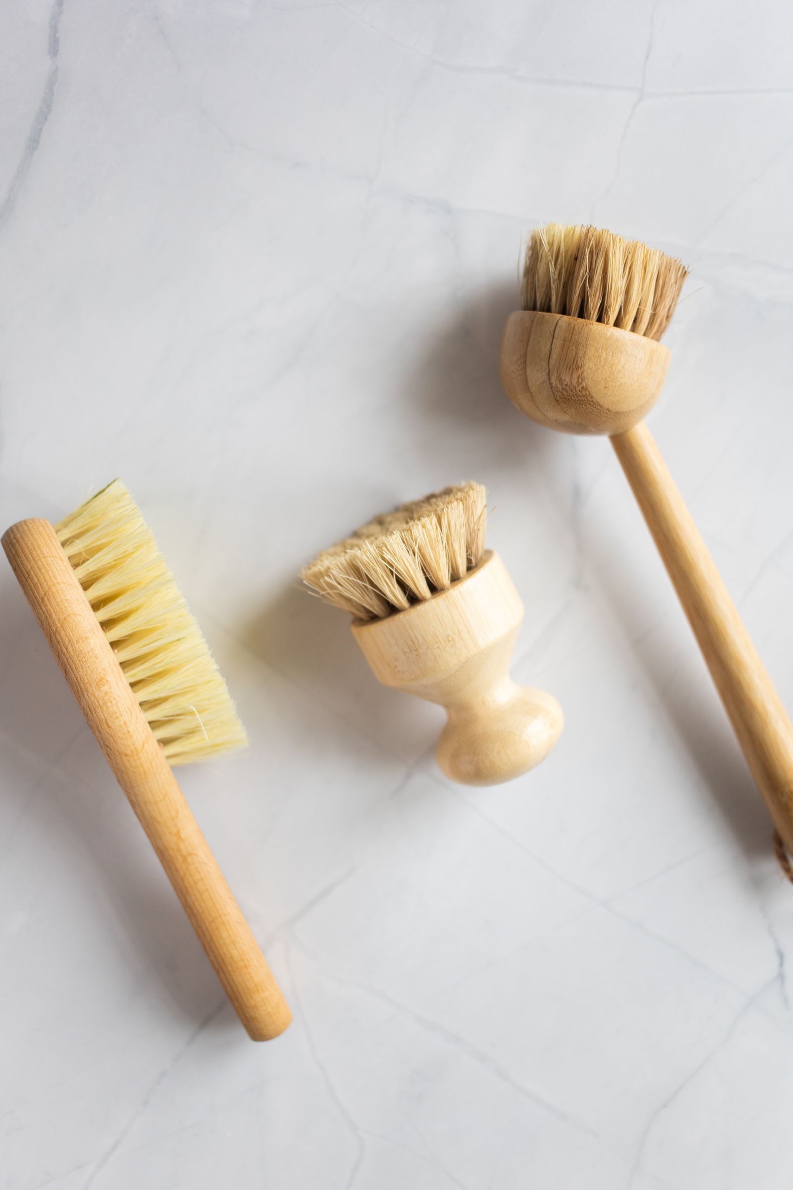 Brosses en hêtre et fibres naturelles sur marbre clair
