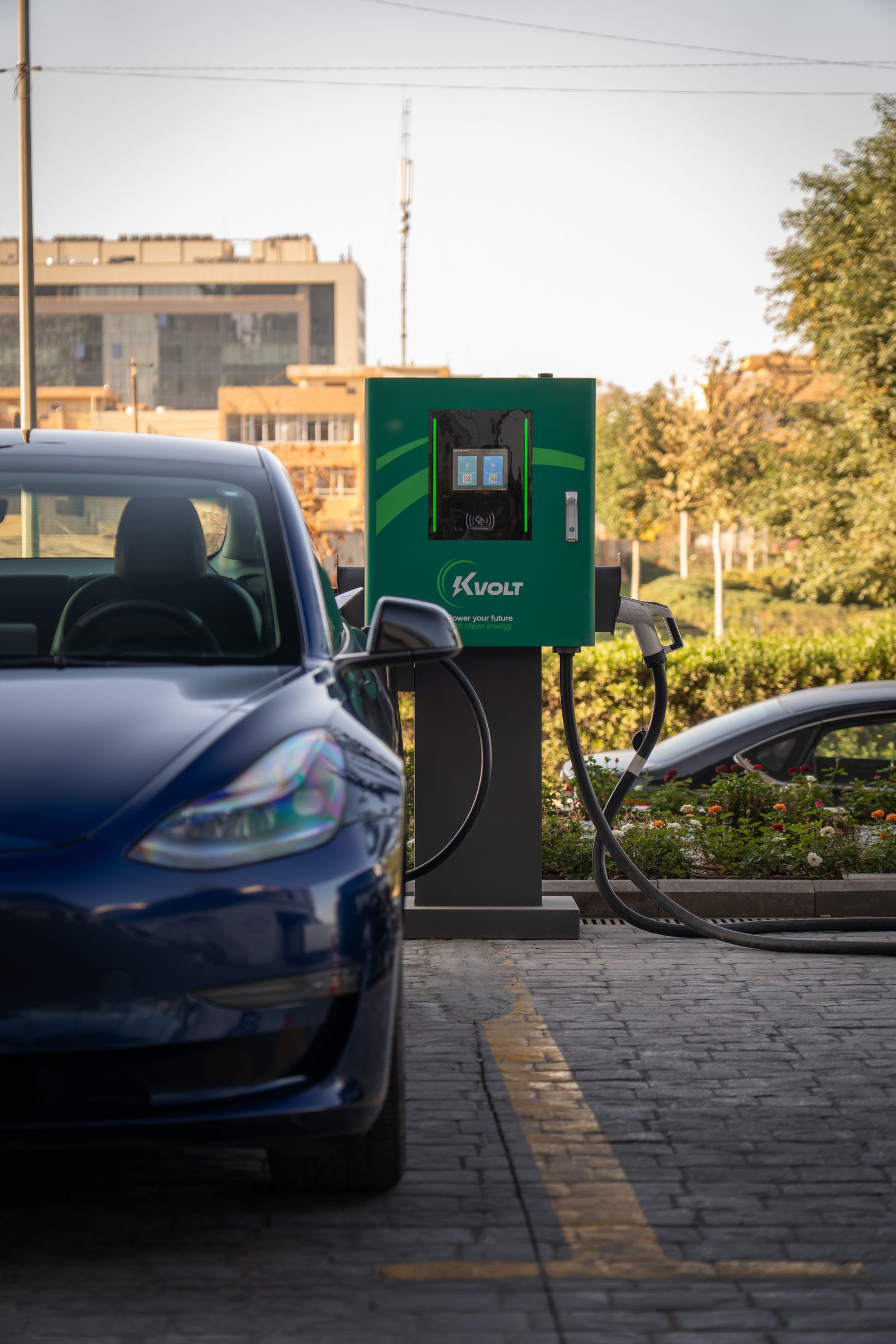 Voiture électrique en charge sur une borne en bord de rue