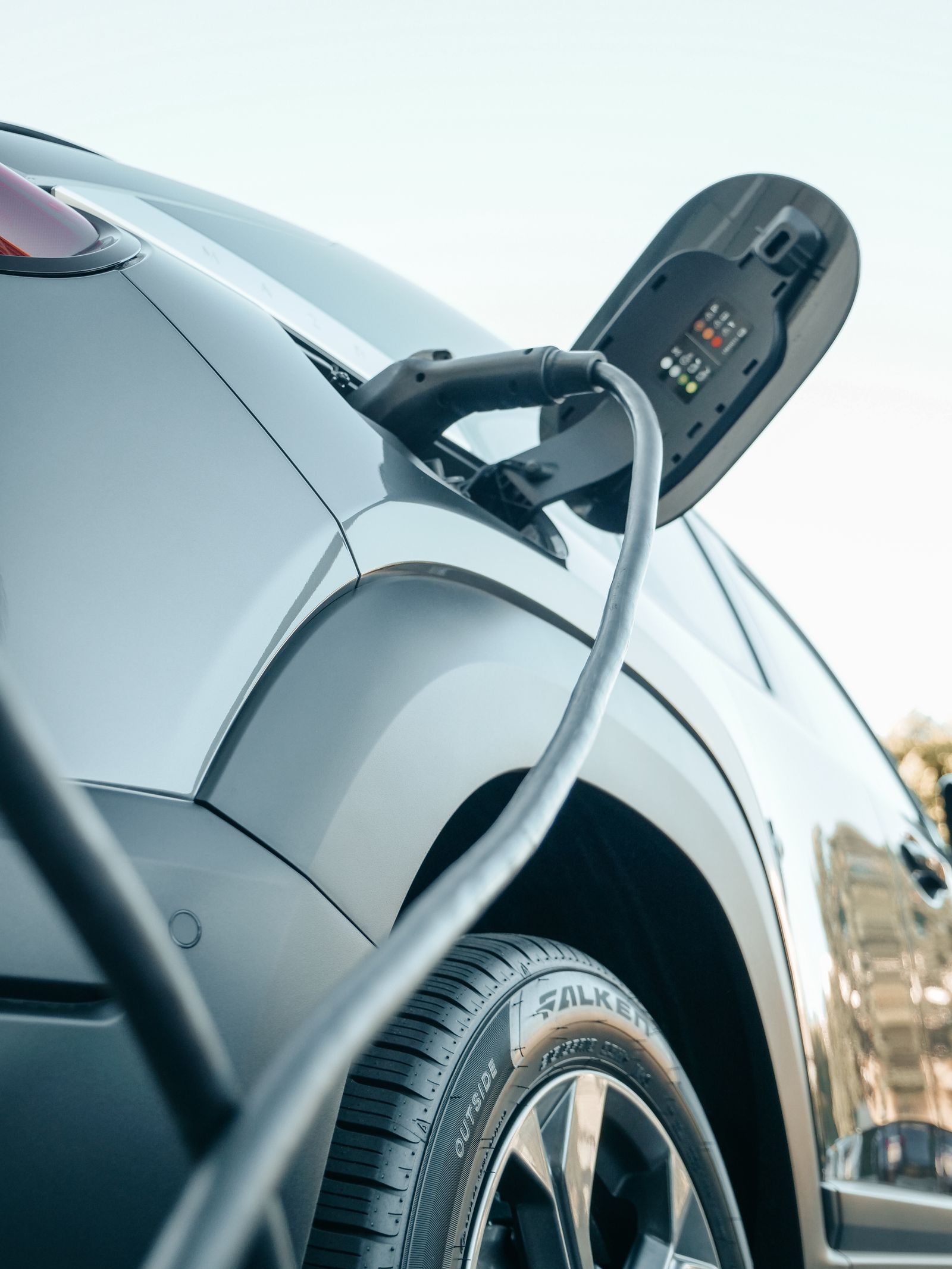 Voiture électrique branchée sur une borne de recharge