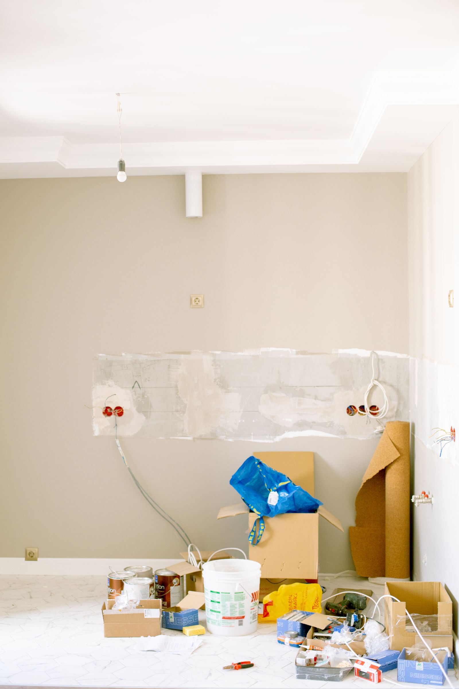 Boîtiers d'encastrement posés dans un mur en chantier