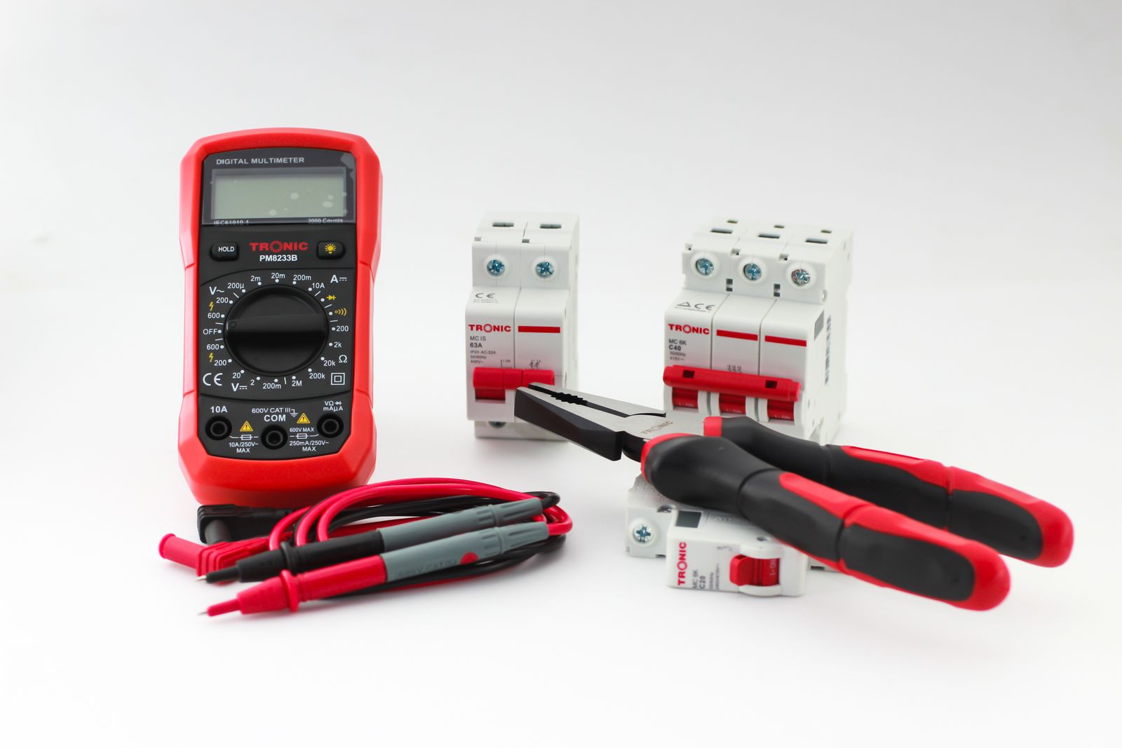 Multimètre, disjoncteurs modulaires et pince à dénuder