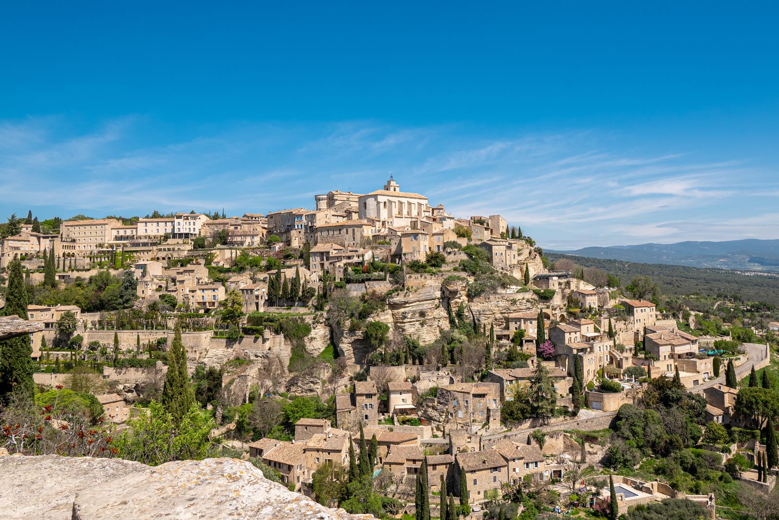 Village perché sous le ciel, commune rurale du Gers