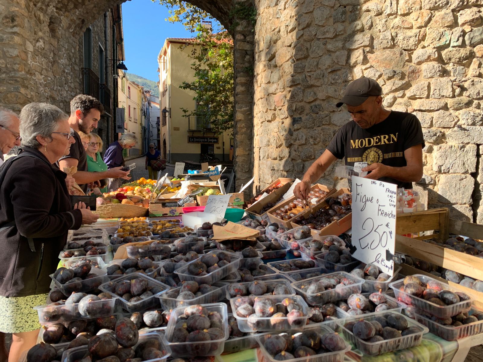 Étal de producteur sous les arcades du village