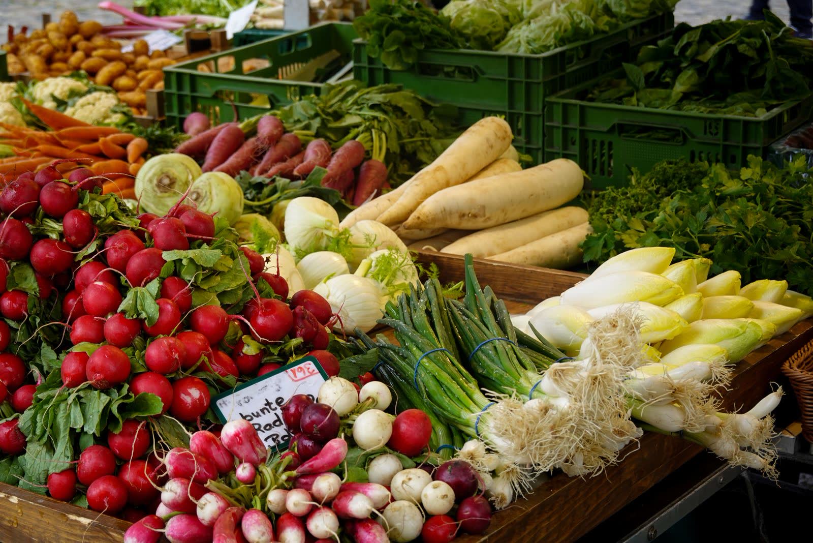 L'étal du marché, légumes en cagettes