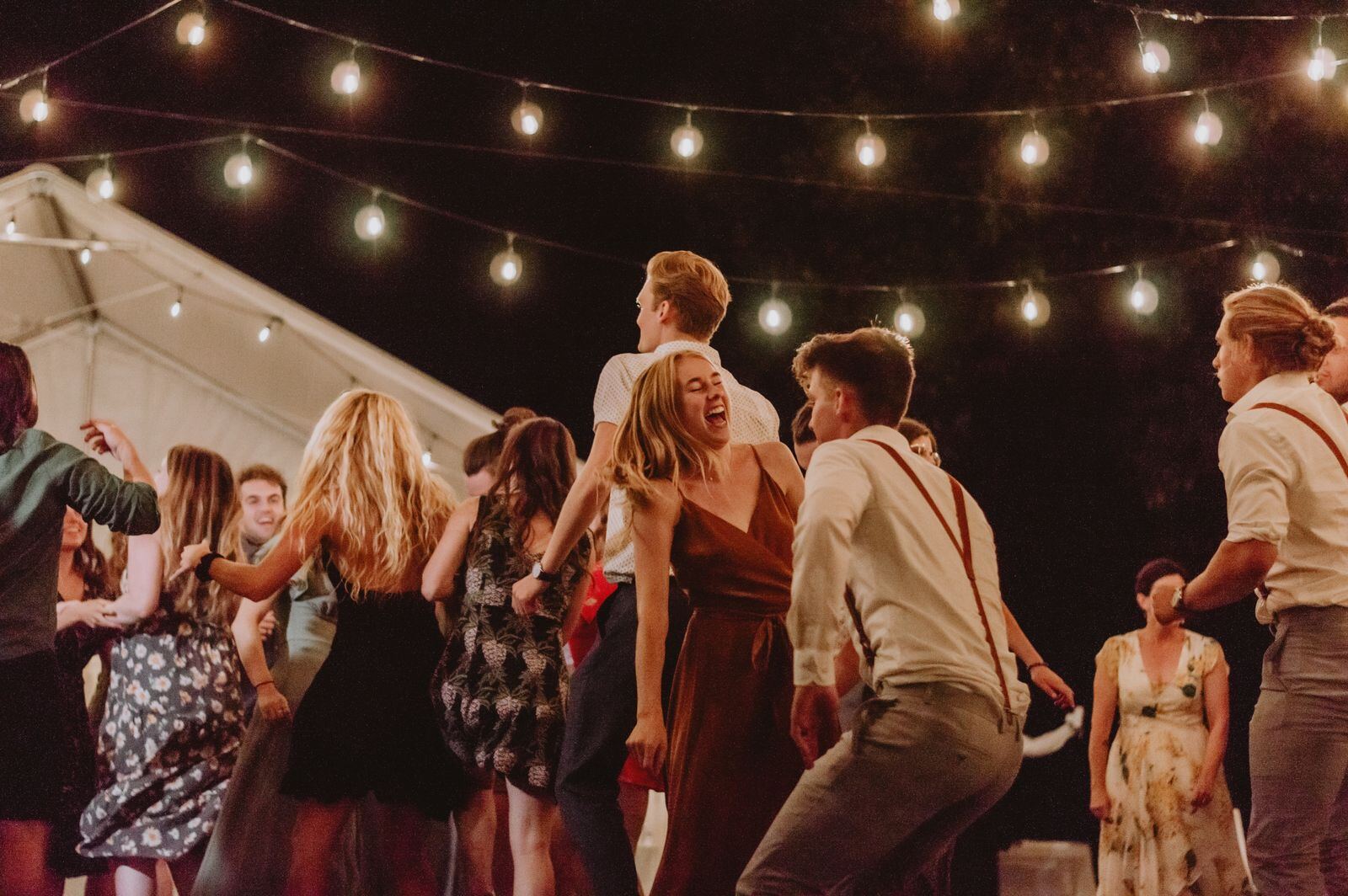 Le bal sous les guirlandes, un soir de fête