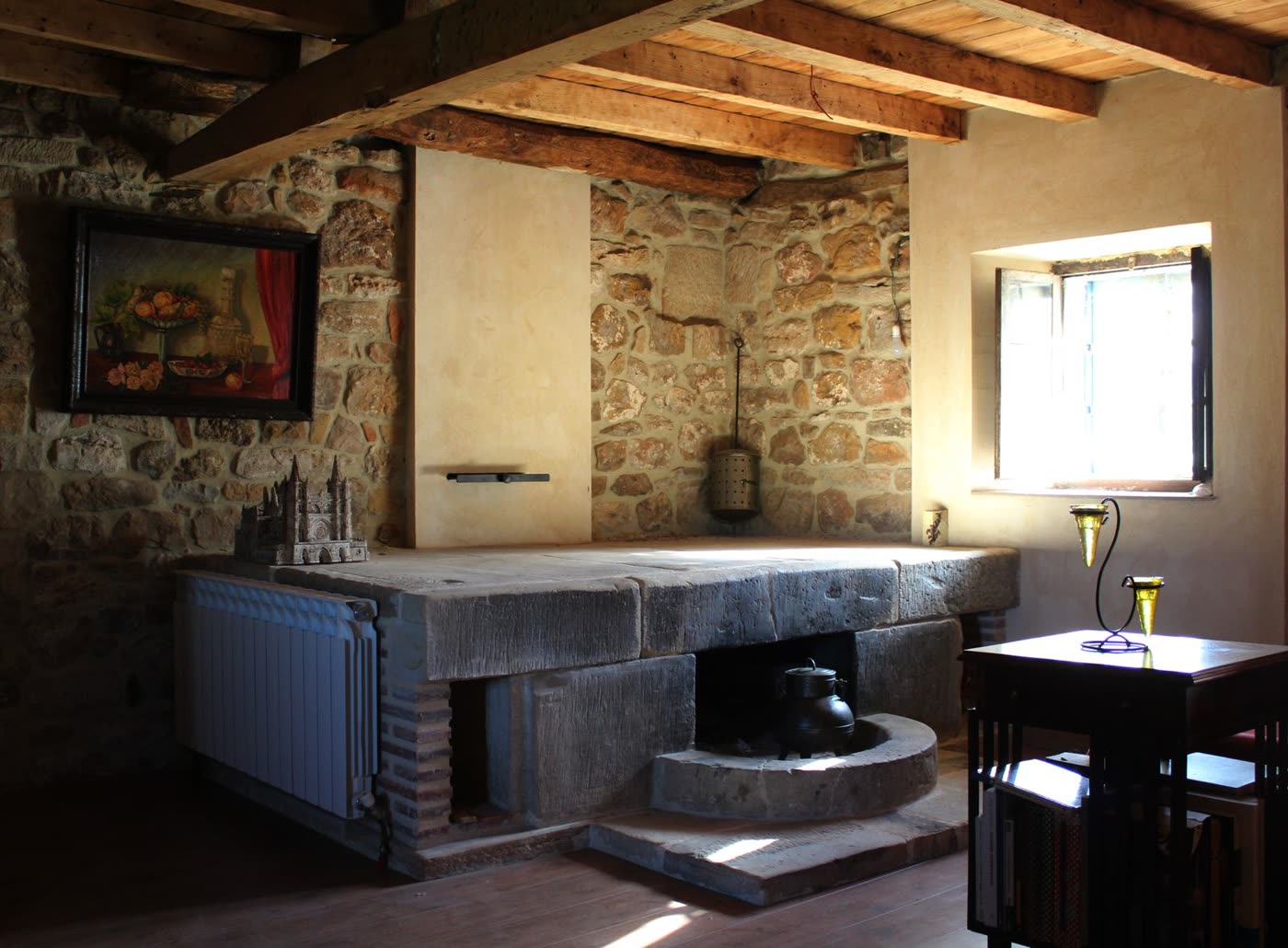Grange en pierre avant travaux, cheminée d'origine et poutres apparentes