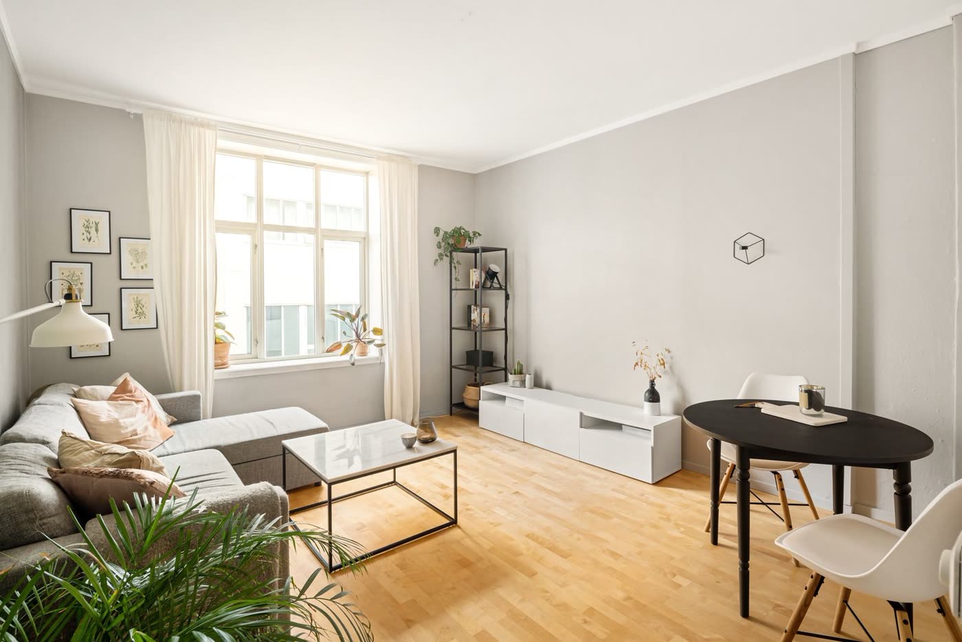 La même grange devenue un séjour clair, parquet et grandes fenêtres
