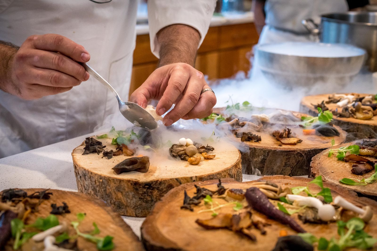 Le chef au dressage, au plus près de l'assiette